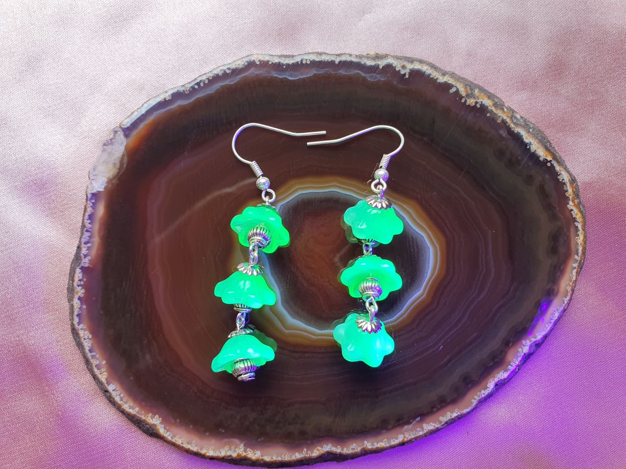 Handmade Uranium glass earrings 25103