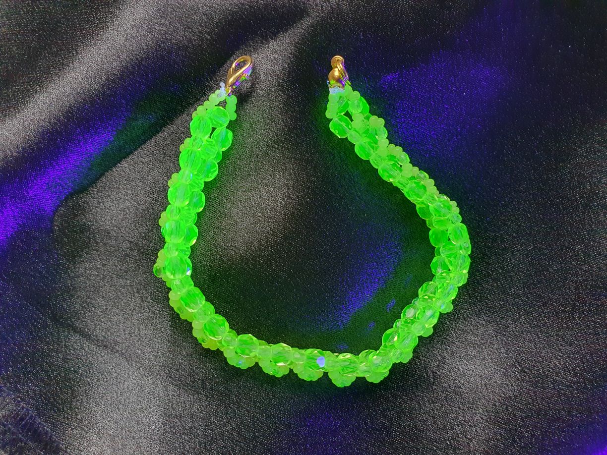 Glowing Uranium glass bracelet UR-BR004