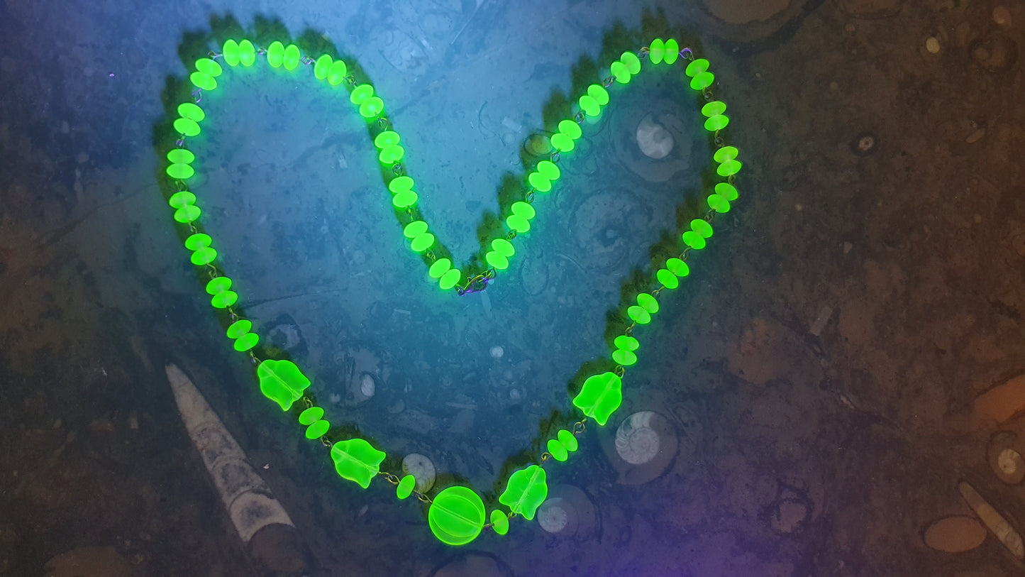 UV reactive glowing uranium glass necklace beads handmade #24086