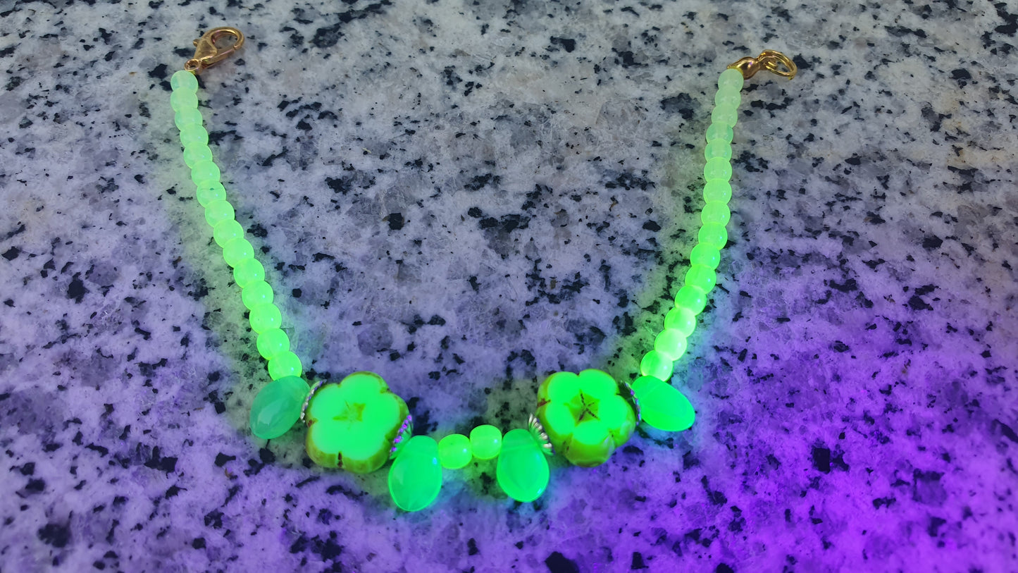 Czech Uranium glass bracelet vaseline glass beads vintage jewelry #24010a