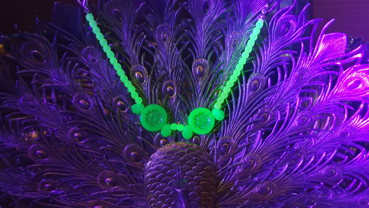 Czech UV reactive glowing uranium glass bracelet jewelry #24089