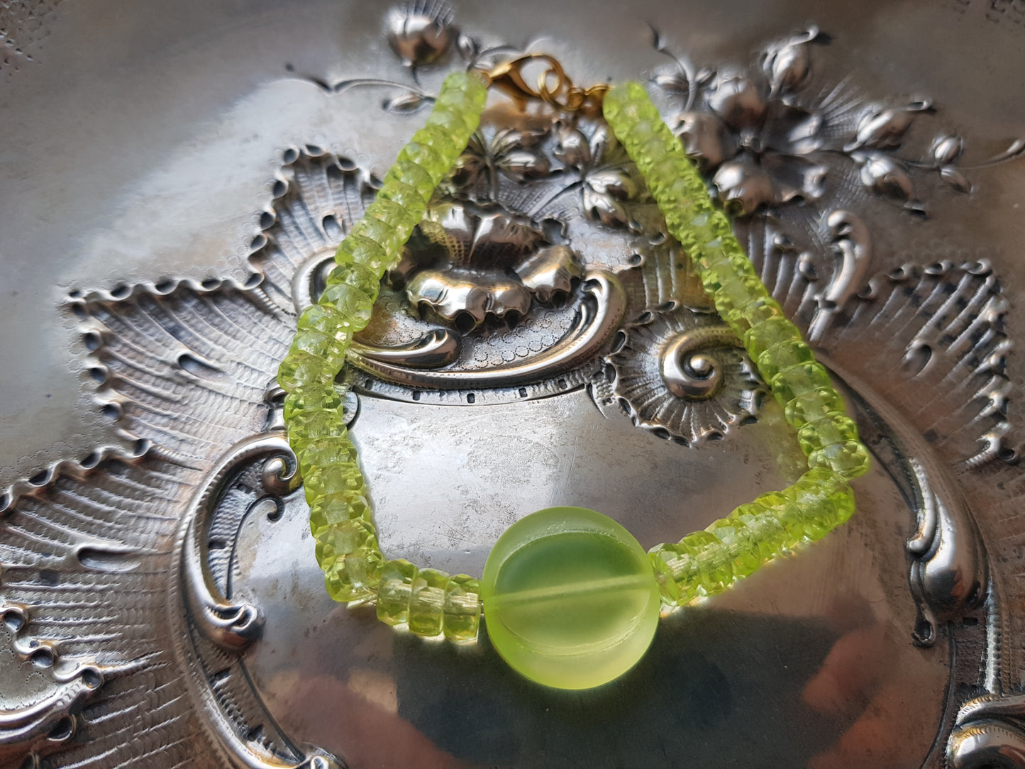 Glowing Uranium glass bracelet with 'melone' pendant UR-BR002