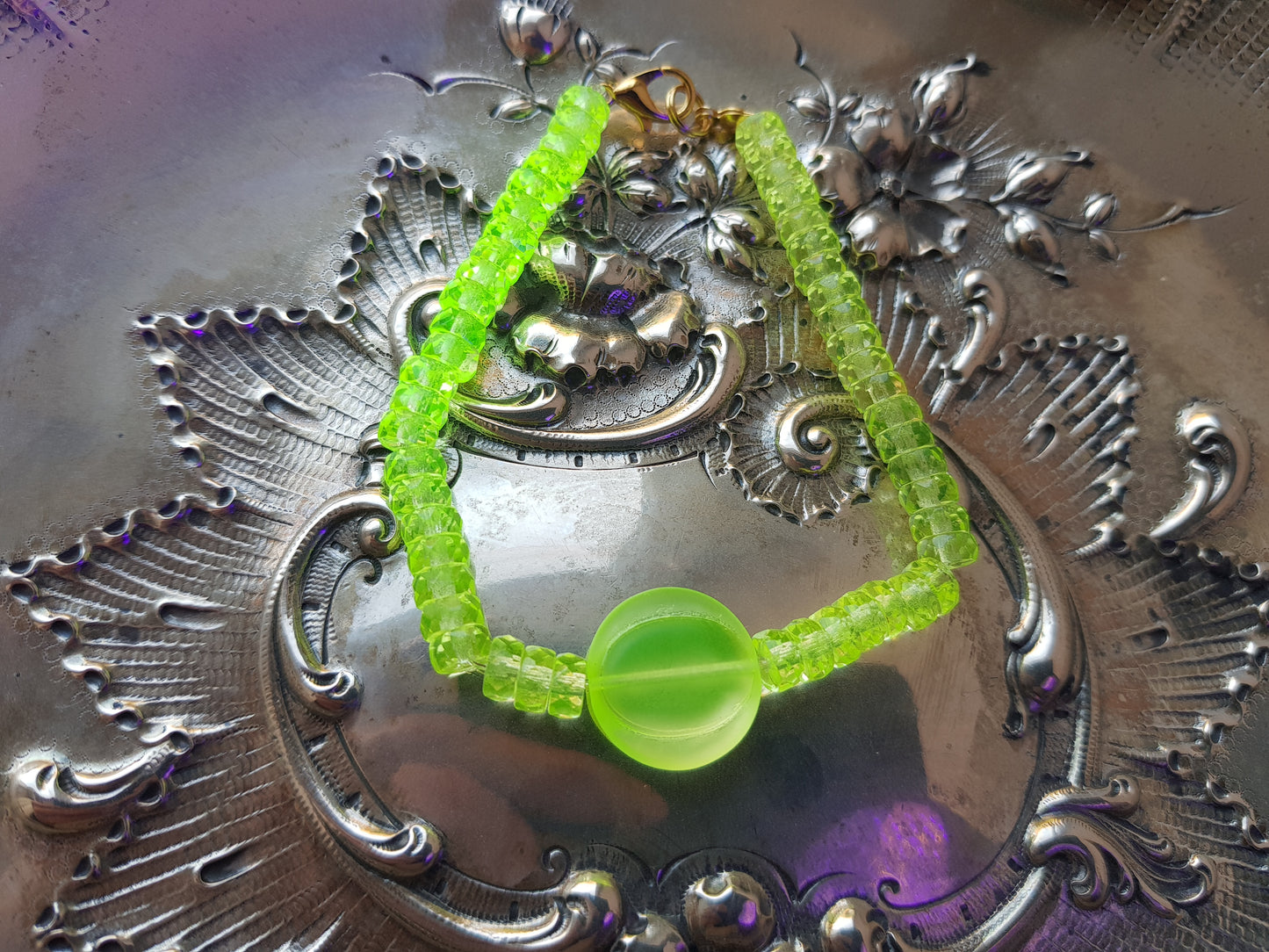 Glowing Uranium glass bracelet with 'melone' pendant UR-BR002