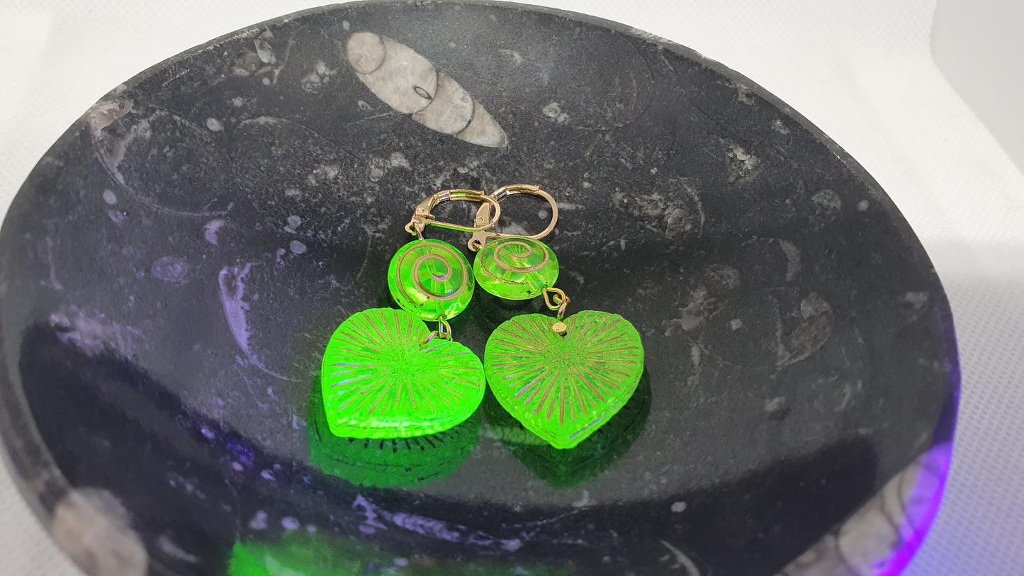 Czech uv reactive uranium glass earrings heart UR-ER001