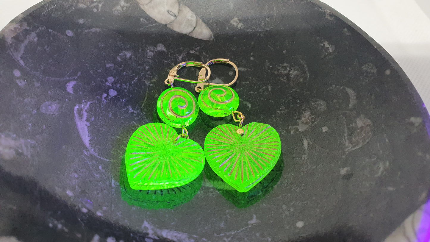 Czech uv reactive uranium glass earrings heart UR-ER001