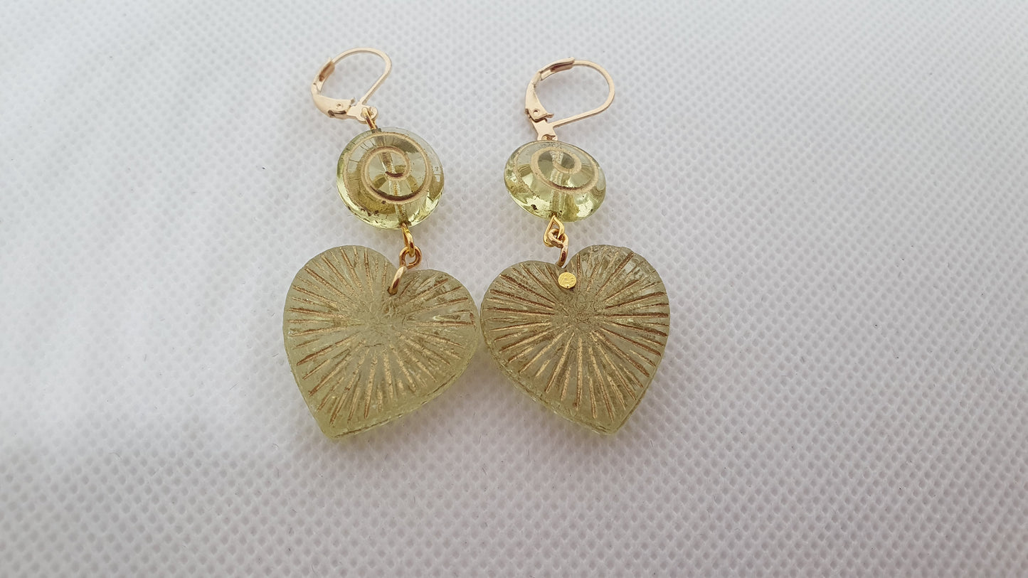 Czech uv reactive uranium glass earrings heart UR-ER001