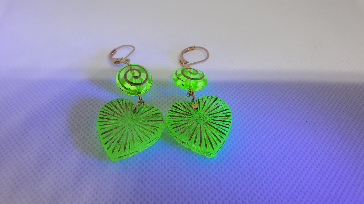 Czech uv reactive uranium glass earrings heart UR-ER001