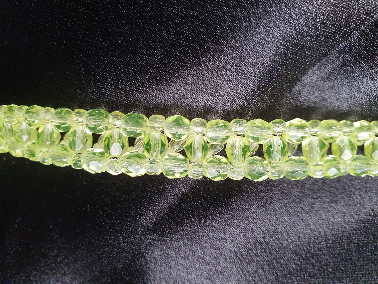 Glowing Uranium glass bracelet  UR-BR004