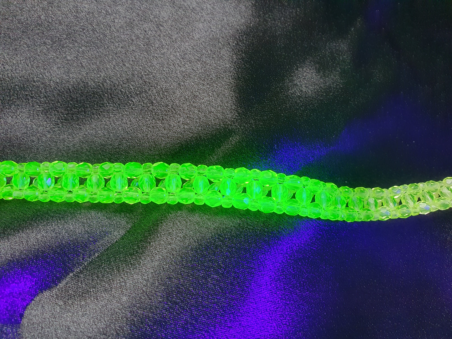 Glowing Uranium glass bracelet  UR-BR004