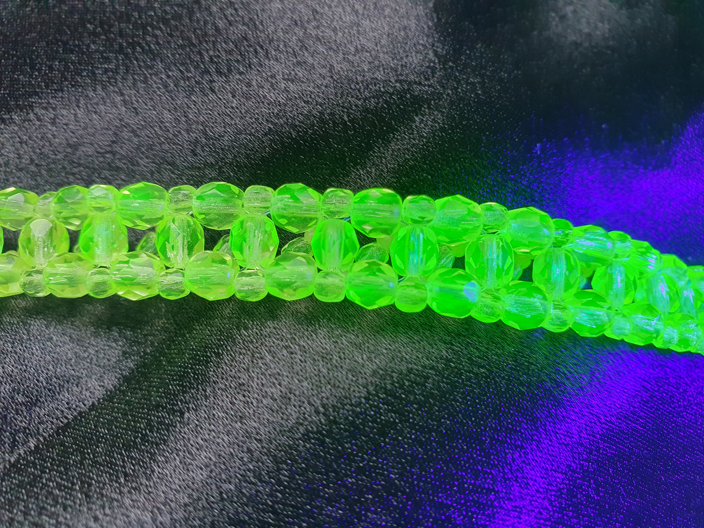 Glowing Uranium glass bracelet  UR-BR004