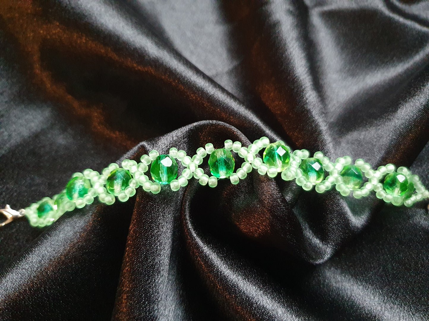 Glowing Uranium glass bracelet UR-BR008