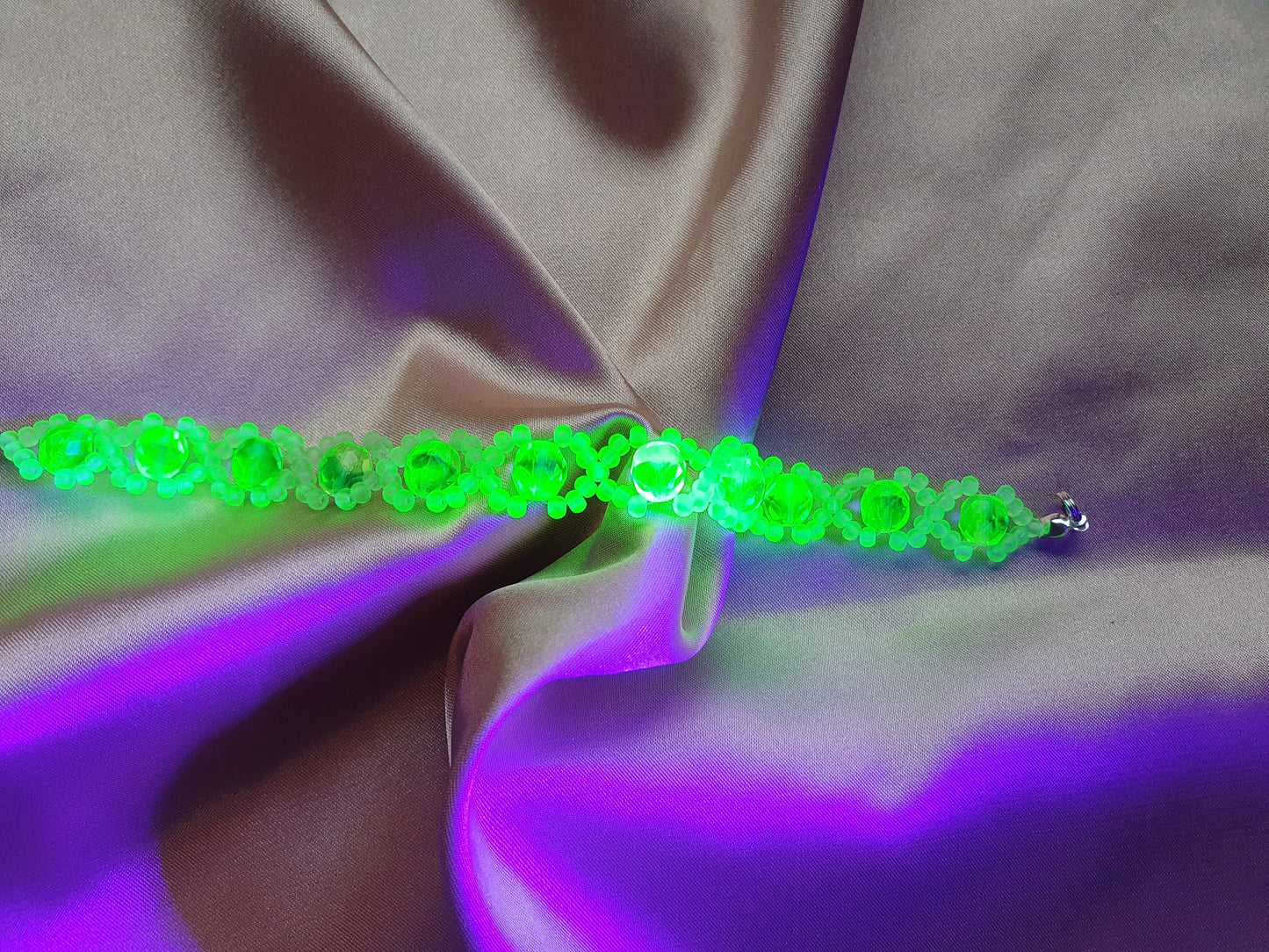 Glowing Uranium glass bracelet UR-BR008