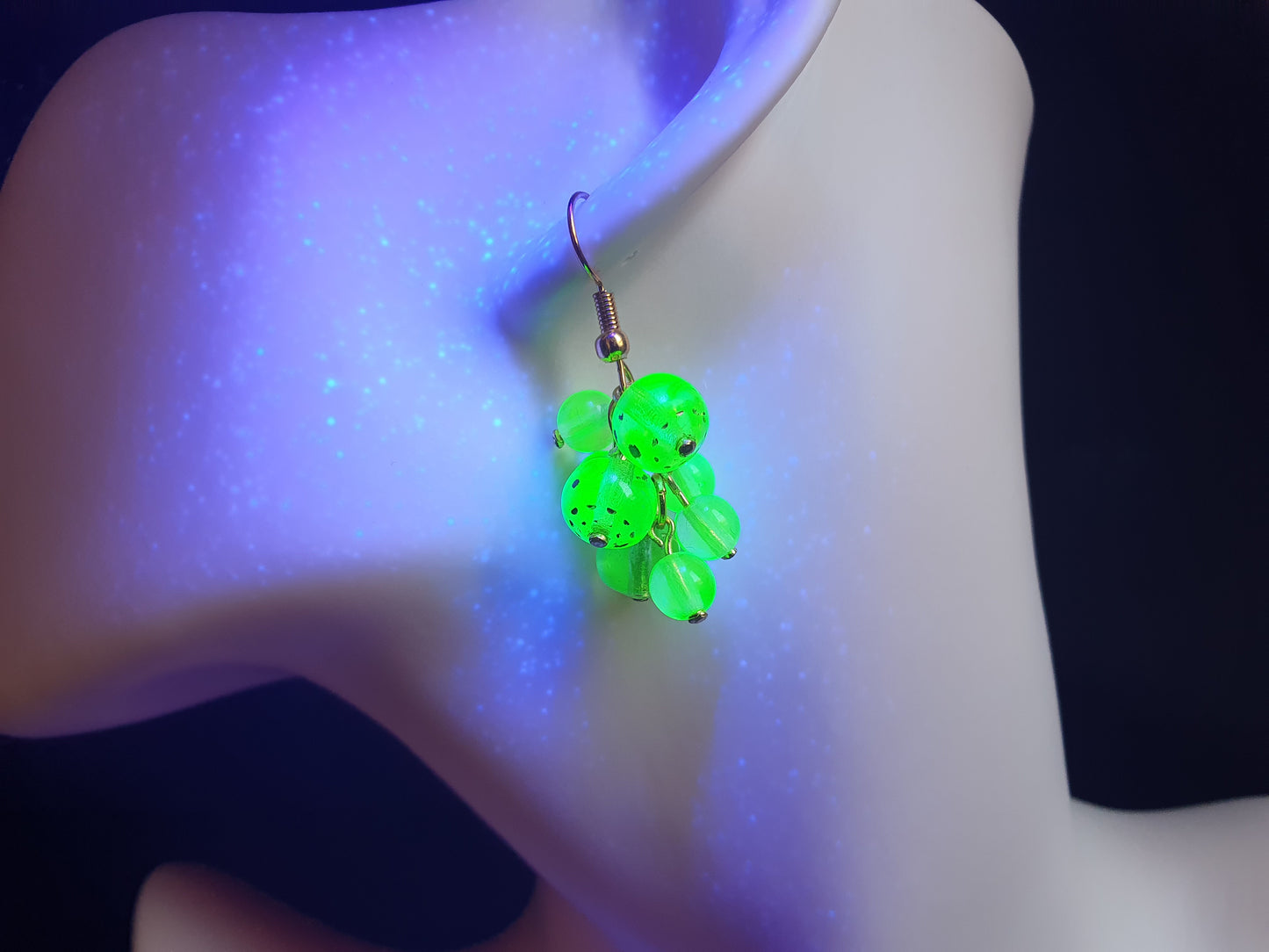 Glowing Uranium glass earrings one pair ER25101