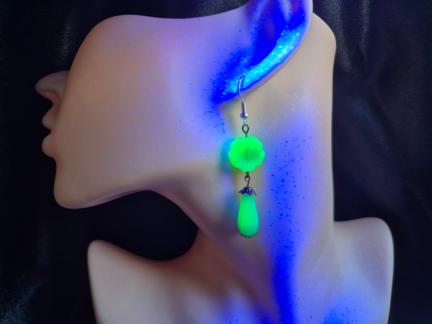 Czech glowing glass earrings vintage style #25102ER