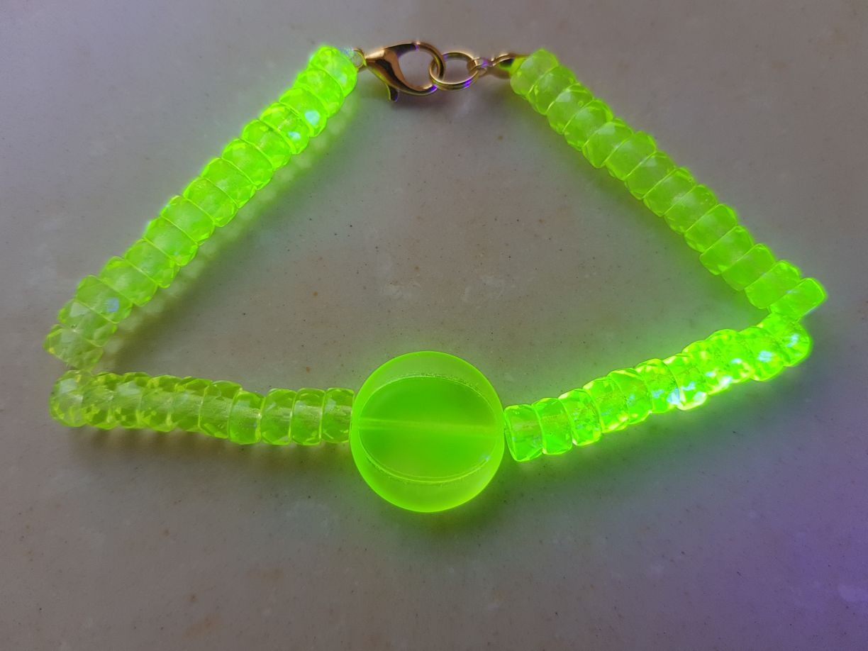 Glowing Uranium glass bracelet with 'melone' pendant UR-BR002