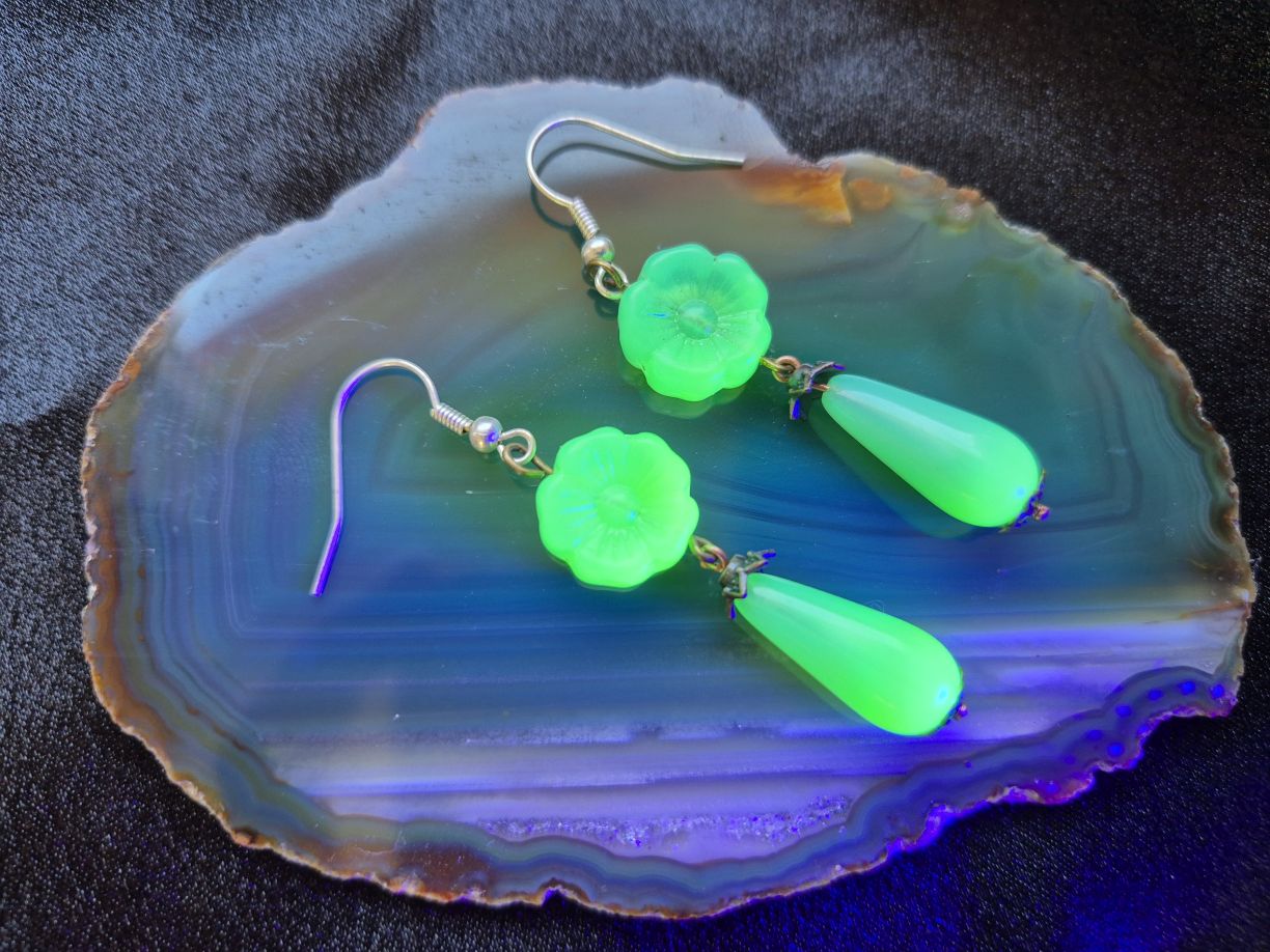 Czech glowing glass earrings vintage style #25102ER
