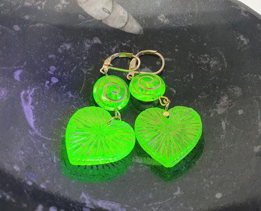 Czech uv reactive uranium glass earrings heart UR-ER001