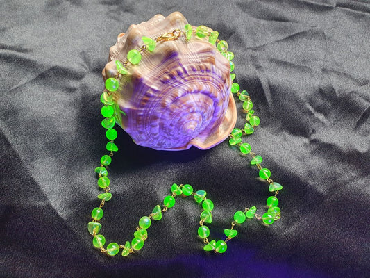 UV reactive Uranium glass necklace handmade UR-NC002