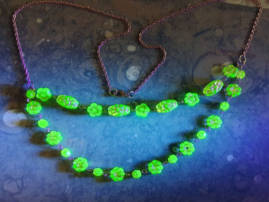 Czech UV reactive glowing uranium glass bracelet jewelry #24089